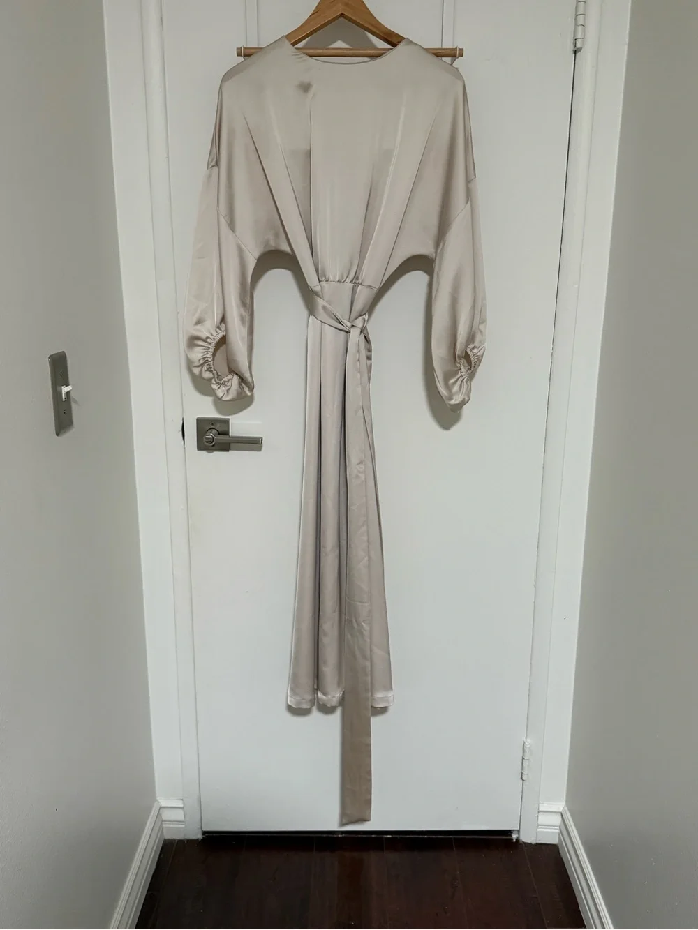 Silky satin midi/maxi cream dress with balloon sleeves and waist tie